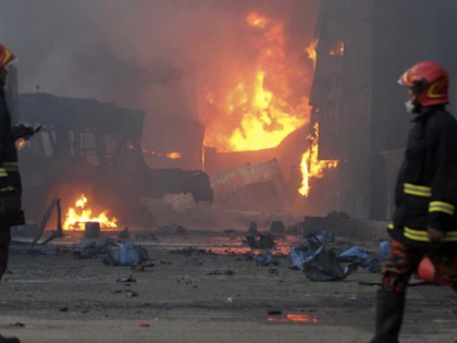 Bangladesh fire 49 dead, over 450 injured massive blaze container depot fire sparked huge chemical explosion see video | Bangladesh fire: रायासनिक कंटेनर डिपो में विस्फोट, 49 लोगों की मौत और 450 से अधिक लोग घायल, देखें वीडियो