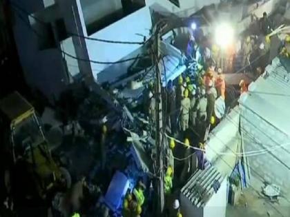 under construction building collapse bangalore died trapped | बेंगलुरु : निर्माणाधीन इमारत गिरी- 1 की मौत, कई लोग घायल
