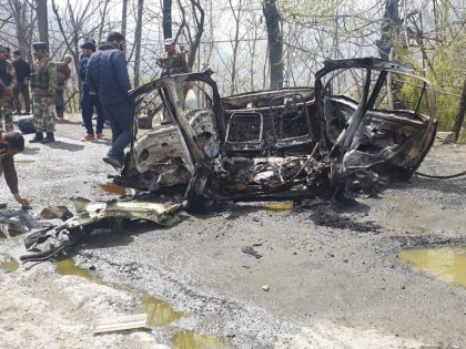 Jammu & Kashmir: A blast has occurred in a car in Banihal, Ramban | जम्मू-श्रीनगर हाईवे पर बनिहाल के निकट कार में धमाका, पास से गुजर रहा था सीआरपीएफ काफिला