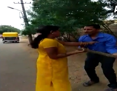 Woman in Karnataka's Davanagere thrashes a bank manager for allegedly asking sexual favours to approve her loan, Video viral | लोन अप्रूव करने के बदले बैंक मैनेजर सेक्स की कर रहा था डिमांड, महिला ने ऐसे जमकर की धुनाई, वीडियो वायरल
