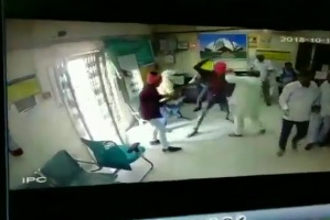 corporation bank being robbed in Delhi's Khaira yesterday by armed assailants. Cashier was shot dead, Video | दिल्ली के बैंक में दिनदहाड़े हमला, हाथों में गन लिए घुसे 6 बदमाशों ने कैशियर को मारी गोली, वीडियो वायरल