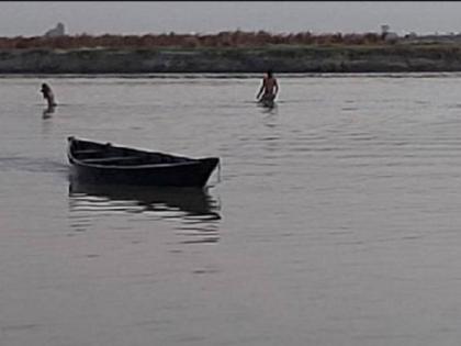 fatehpur: 2 policemen among 3 drown in boat mishap in UP | उत्तर प्रदेश में यमुना नदी में नौका पलटी, दो पुलिसकर्मियों समेत तीन की मौत fatehpur: 2 policemen among 3 drown in boat mishap in UP | उत्तर प्रदेश में यमुना नदी में नौका पलटी, दो पुलिसकर्मियों समेत तीन की मौत