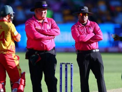 ICC T20 World Cup 2022 Zimbabwe and Bangladesh players called back dugout know what matter | ICC T20 World Cup 2022: जिम्बाब्वे और बांग्लादेश के खिलाड़ियों को डगआउट से वापस बुलाया, टी20 विश्व कप मैच के दौरान अभूतपूर्व घटना, जानें क्या है माजरा