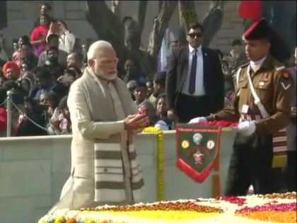 president and pm modi and others offers flower tribute to mahatma gandhis death anniversary | महात्मा गांधी की 70वीं पुण्यतिथि: PM मोदी समेत इन दिग्गजों ने बापू को दी श्रद्धांजलि