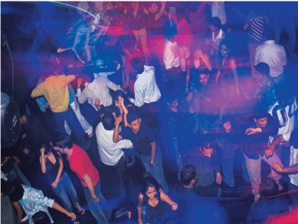 delhi government warns to restaurant and bar against playing recorded songs music | दिल्ली सरकार ने रेस्टोरेंट-बार में गाने नहीं बजाने की दी चेतावनी, अब ऐसे होगा मनोरंजन