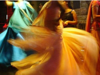 Mumbai: Police raid on dance bar and free five girls, seven arrested | मुंबई के डांस बार में पुलिस ने छापा मार पांच महिलाओं को कराया मुक्त, 7 गिरफ्तार