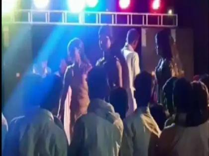 uttarpradesh bar bala was shot by a man in mirzapur comedian got injured | इनाम देने के लिए बार बाला को स्टेज से नीचे बुलाया, नहीं आने पर नाराज व्यक्ति ने चला दी गोली uttarpradesh bar bala was shot by a man in mirzapur comedian got injured | इनाम देने के लिए बार बाला को स्टेज से नीचे बुलाया, नहीं आने पर नाराज व्यक्ति ने चला दी गोली