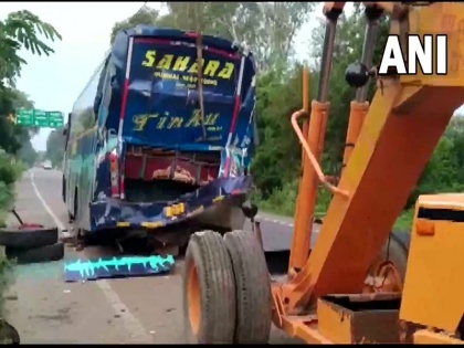 Barabanki double-decker bus rammed into a truck 4 killed 10 injured | बाराबंकी में नेपाल से गोवा जा रहे श्रमिकों से भरी डबल डेकर बस को ट्रक ने मारी टक्कर, 4 लोगों की मौत, 10 घायल