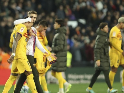 Spanish Football League La Liga Barcelona and Atletico Madrid trail in title race Sevilla sacks coach Diego Alonso due to consecutive defeats Valencia fights back to hold nervous Barcelona to a 1-1 draw | Spanish Football League La Liga: बार्सिलोना और एटलेटिको मैड्रिड खिताब की दौड़ में पिछड़े, सेविला ने लगातार हार के कारण कोच डियागो अलोंसो को बर्खास्त किया