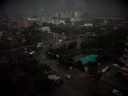 rainfall in the Delhi-NCR on Valentine's Day, weather update | वैलेंटाइंस डे पर दिल्ली-एनसीआर में बदला मौसम का मिजाज, सुबह पड़ी फुहारें और छा गया अंधेरा