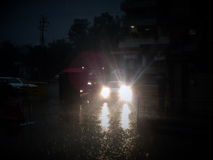 Weather in North India took U-turn; Shadow darkness in Delhi, in the wet, lying down with rain | उत्तर भारत में मौसम ने लिया यू-टर्न; बारिश के साथ पड़े ओले, दिल्ली में दिन में छाया अंधेरा