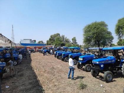 Rajasthan Unique wedding in Barmer The bridegroom arrived to get married by driving a tractor a procession with 51 tractors | राजस्थान: बाड़मेर में अनोखी शादी; ट्रैक्टर चला कर शादी करने पहुंचा दूल्हा, 51 ट्रैक्टरों के साथ निकली बारात