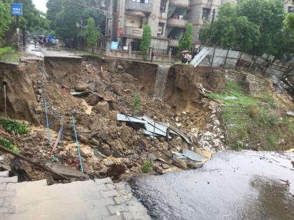 in ghaziabad road crash on red light fear of acciden | तेज बारिश का गाजियाबाद में दिखा डरावना असर, वसुंधरा के पास 30 से 50 फीट अंदर घुसी सड़क