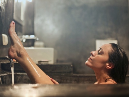 Salt Water bath and its 5 benefits for glowing skin and hair | Salt Water benefits: नमक के फायदे, नहाने से पहले इसे पानी में मिला लें, स्किन होगी ग्लो, बाल भी बनेंगे चमकदार