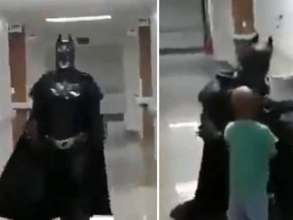 The doctor wear Batman's dress to fulfill the dream of a cancer patient child, video Viral | कैंसर मरीज बच्चे के सपने को पूरा करने के लिए डॉक्टर ने पहना बैटमेन का ड्रेस, वायरल हो रहा है वीडियो