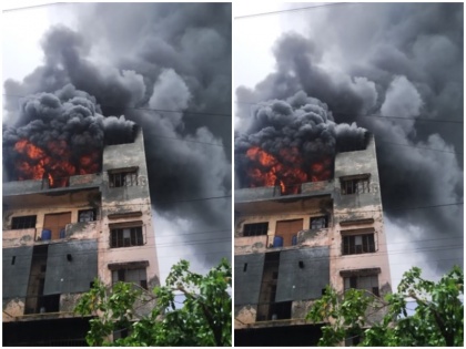 Delhi Fire breaks out in a manufacturing unit in Bawana Industrial Area 17 fire tenders rushed to the site | दिल्लीः बवाना की थिनर फैक्ट्री में लगी भीषण आग, दमकल की 17 गाड़ियां आग बुझाने में लगीं