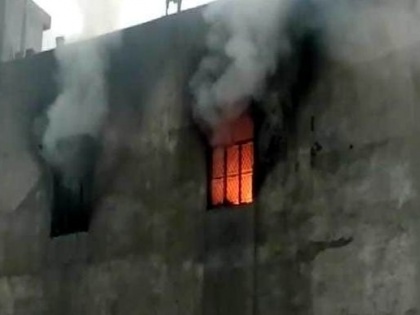 Delhi: Fire in cardboard factory in Bawana, 14 fire engines on the spot | दिल्ली के बवाना में गत्ते की फैक्टरी में लगी आग, 14 दमकल गाड़ियां मौके पर