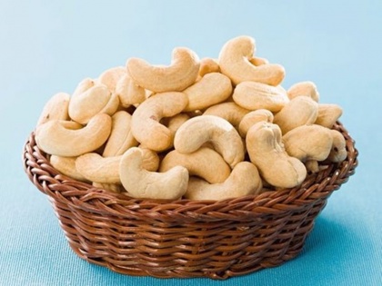 Diabetes patients can eat cashew rich vitamins protein fiber strengthen bones reduce weight know 8 beneficial benefits of cashew nuts | विटामिन, प्रोटीन और फाइबर से भरपूर काजू को डायबिटीज रोगी भी खा सकते है, हड्डियों को मजबूत बनाकर घटाता है वजन, जानें काजू के 8 गुणकारी फायदे