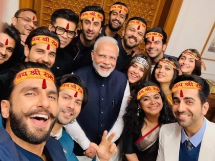 pm modi and bollywood star meeting selfie trolled on social media | पीएम मोदी और बॉलीवुड सेलेब्स की सेल्फी पर ट्विटरबाजों ने ली चुटकी, सबके सिर पर 'जय श्री राम' लिख बोला- मंदिर वहीं बनेगा!