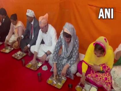 Varanasi Rahul Gandhi Priyanka Gandhi served food people own hands langar Ravidas temple video viral pm modi up cm yogi punjab cm channi | UP Election 2022: राहुल गांधी-प्रियंका गांधी ने रविदास मंदिर के लंगर में अपने हाथों से लोगों को परोसा भोजन, वीडियो वायरल