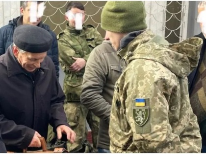 see viral photo how 80 year old man stood in line expressed his desire to join the russia war Ukraine army | Viral Photo: कुछ सैंडविच, टी-शर्ट और एक जोड़ा पैंट के सहारे 80 साल का बुजुर्ग ऐसे देगा रूस के हमले का जवाब, जताई यूक्रेनी सेना में शामिल होने की इच्छा