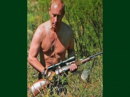 viral photo shows russian president Vladimir Putin in official 2022 calendar with rifle internet reacts for modeling | राइफल के साथ शर्टलेस दिखे रूस के राष्ट्रपति पुतिन, ऑफिशियल कैलेंडर में छपी तस्वीर देख लोगों ने कह दी ऐसी बात