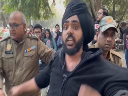 Uproar in DU over BBC documentary police detained 24 students section 144 invoked video viral | BBC डॉक्यूमेंट्री को लेकर डीयू में बवाल, स्क्रीनिंग के दौरान छात्रों को खींचकर ले गई पुलिस, 24 हिरासत में, धारा 144 लागू, देखें वीडियो