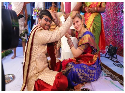 viral pictures show how a Turkish woman marries Andhra Pradesh man in traditional ceremony in Guntur | तुर्की की महिला का आंध्र प्रदेश के युवक से हुआ प्यार, जाति-धर्म का बंधन छोड़ दोनों ने कर ली शादी