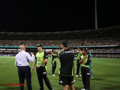 Floodlights Fail at Gabba Cricket Ground during BBL Match | BBL: गाबा मैदान पर बत्ती गुल होने से रद्द हुआ मैच, अगले हफ्ते यहीं होना है ऑस्ट्रेलिया-श्रीलंका डे नाइट टेस्ट