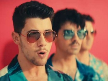 Nick Jonas' Cool gets Govinda's Meri Pant Bhi Sexy twist Priyanka chopra share the video | Video- निक के 'कूल' गाने को मिला गोविंदा के सॉग 'मेरी पैंट भी सेक्सी' का ट्वीस्ट, प्रियंका भी नहीं रोक पायीं हंसी