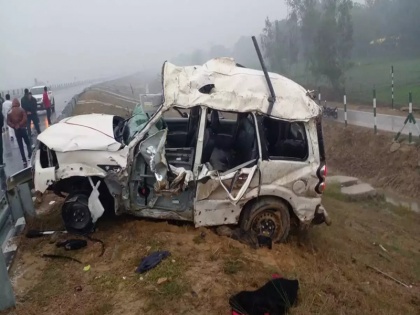 news crime ahmedabad road accident killed 5 people many injured when a minivan collided with unknown vehicle | तेज स्पीड मिनीवैन ने दूसरी गाड़ी को मारी जबरदस्त टक्कर, 5 की ऑन स्पॉट मौत, 10 लोग घायल