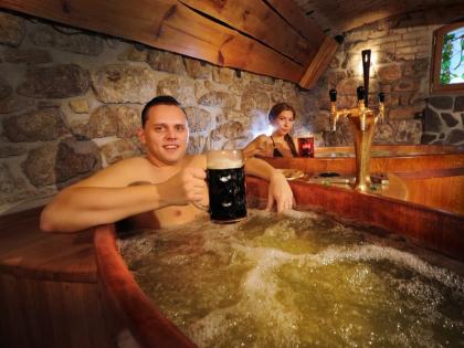 visit spain for a bear spa bar where you can bath in a bear | बियर में चाहते हैं नहाना तो चले आइए स्पेन, रोमांटिक कपल के लिए बेस्ट है ये जगह visit spain for a bear spa bar where you can bath in a bear | बियर में चाहते हैं नहाना तो चले आइए स्पेन, रोमांटिक कपल के लिए बेस्ट है ये जगह