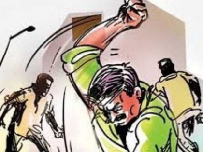 Balrampur young man went meet female friend tied pole and beaten badly sticks case registered against 15 people up police | महिला मित्र से मिलने गए युवक को भीड़ ने खंभे से बांध कर लाठी डंडों से बुरी तरह मारा पीटा,15 लोगों के खिलाफ मामला दर्ज