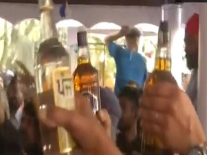 Punjab: Devotees gathered to offer liquor at the tomb of Baba Rhodesha | पंजाब: कोविड संकट के बीच बाबा रोडेशाह की समाधि पर शराब चढ़ाने के लिए बड़ी संख्या में जमा हुए श्रद्धालु Punjab: Devotees gathered to offer liquor at the tomb of Baba Rhodesha | पंजाब: कोविड संकट के बीच बाबा रोडेशाह की समाधि पर शराब चढ़ाने के लिए बड़ी संख्या में जमा हुए श्रद्धालु