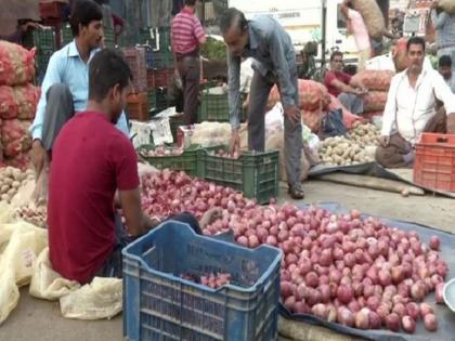 before Diwali after milk price onion will also increases traders claim cost can reach Rs 50 per kg APMC | दिवाली से पहले दूध के बाद अब बढ़े प्याज के दाम, करोबारियों का दावा- 50 रुपए किलो तक पहुंच सकती है कीमत before Diwali after milk price onion will also increases traders claim cost can reach Rs 50 per kg APMC | दिवाली से पहले दूध के बाद अब बढ़े प्याज के दाम, करोबारियों का दावा- 50 रुपए किलो तक पहुंच सकती है कीमत