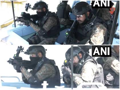 Before Kashmir G20 meeting CRPF water wing Valley Quick Action Team did joint drill in Dal Lake video | कश्मीर जी20: बैठक से पहले सीआरपीएफ की वाटर विंग और वैली क्विक एक्शन टीम ने डल झील में किया ज्वाइंट ड्रील, देखें वीडियो