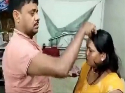 In Bihar's Begusarai, Inspector was caught with a married woman, in the midst of an uproar, filled with vermilion and said - "I love" video went viral | दरोगा पकड़ा गया शादीशुदा महिला के साथ, हंगामें के बीच मांग में सिंदूर भरकर बोला- "प्यार करता हूं" वीडियो हुआ वायरल