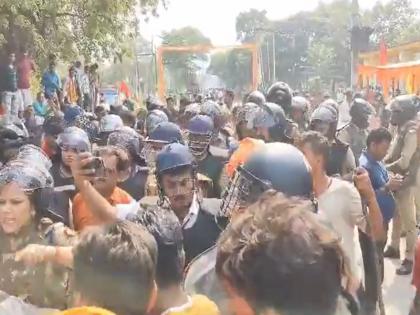 Bahraich communal violence: Shops and vehicles set on fire, internet services suspended, police claim situation under control | बहराइच सांप्रदायिक हिंसा: दुकानों और गाड़ियों में हुई आगजनी, इंटरनेट सेवाएं सस्पेंड, पुलिस का दावा नियंत्रण में स्थिति