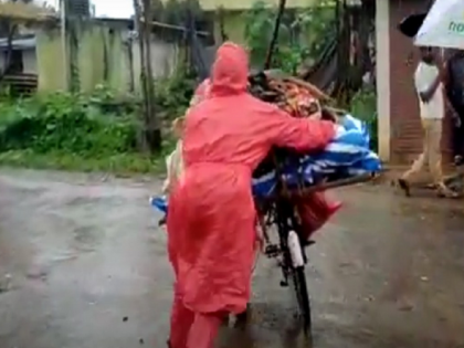Video: body taken for burial on bicycle, Congress raised on Yeddyurappa government | Video: कर्नाटक में भारी बारिश के बीच परिजन साइकिल पर ले गए कोरोना मृतक का शव, कांग्रेस ने येदियुरप्पा सरकार पर उठाए सवाल