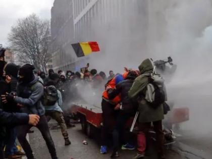 covid19 protest turn violent brussels attacked police stone pelting protester termed belgium govt traitor | बेल्जियम में कोविड-19 पाबंदियों से भड़के लोग, राजधानी ब्रसेल्स में भारी हिंसा; सरकारी कदम को बताया तानाशाही