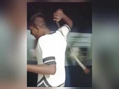 A Man Hits Passengers of Moving Train With Belt, Railways Responds to Viral Video | Watch: चलती ट्रेन में यात्रियों को बेल्ट से मारते शख्स का वीडियो वायरल, रेलवे ने दी प्रतिक्रिया