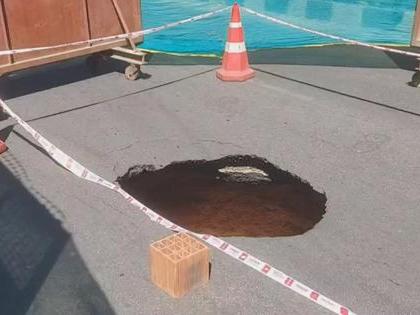 Bengaluru Road caves form 5 mt ditch busy stretch MG Road to Shule Circle bike rider minorly injured see pics video | बेंगलुरु में एमजी रोड से शुले सर्किल तक हमेशा व्यस्त रहने वाली सड़क पर पांच मीटर गहरा गड्ढा बना, बाइक सवार मामूली रूप से घायल