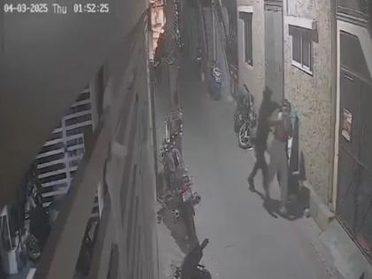 In Bengaluru Man flees after molesting woman on street, audio footage surfaced Video | VIDEO: बेंगलुरु में एक महिला के साथ सड़क पर हुआ यौन उत्पीड़न, घटना सीसीटीवी में रिकॉर्ड In Bengaluru Man flees after molesting woman on street, audio footage surfaced Video | VIDEO: बेंगलुरु में एक महिला के साथ सड़क पर हुआ यौन उत्पीड़न, घटना सीसीटीवी में रिकॉर्ड