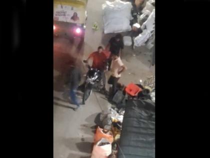 video Zomato agent delays delivery of food customer attacks customer with chair Bengaluru police take action | VIDEO: जोमैटो एजेंट से खाना लाने में हुई देरी, कस्टमर ने कुर्सी से किया हमला; बेंगलुरु पुलिस ने लिया एक्शन