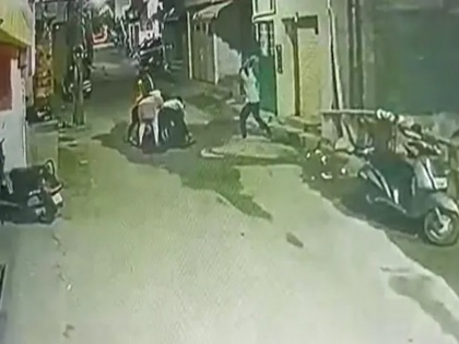 Group of 6 smashes Bengaluru man's head with stones, murder caught on camera | वीडियो: बेरहमी से एक व्यक्ति की हत्या, पहले 6 लोगों ने दबोचा फिर पत्थर से कुचला सिर, कैमरे में कैद दिल दहला देने वाली घटना