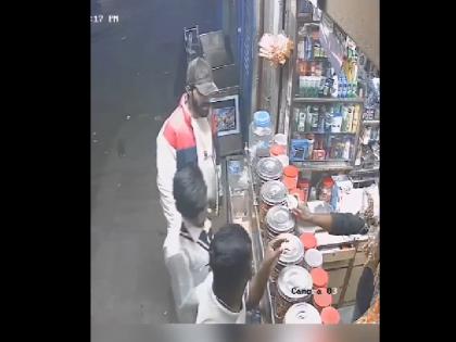 Bengaluru smoke shop robbery video viral Police action | Bengaluru: सरेआम दुकान लूटने पहुंचा बदमाश, हथियार के दम पर डराया; वीडियो वायरल होते ही पुलिस ने सिखाया सबक Bengaluru smoke shop robbery video viral Police action | Bengaluru: सरेआम दुकान लूटने पहुंचा बदमाश, हथियार के दम पर डराया; वीडियो वायरल होते ही पुलिस ने सिखाया सबक
