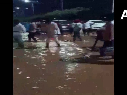 bengaluru-rains-road-outside-airport-waterlogged-passengers-take-tractor-rides | बेंगलुरु: भारी बारिश से एयरपोर्ट के बाहर की सड़क डूबी, लोगों ने की ट्रैक्टर की सवारी