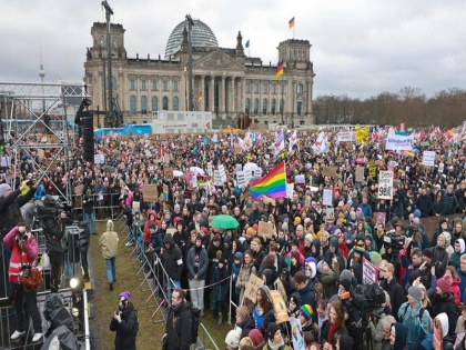 120,000 people gather in Berlin to protest against right-wing extremism | Berlin Protest: दक्षिणपंथी उग्रवाद के विरोध में 120,000 लोग बर्लिन की सड़कों पर उतरे, "वी आर द फायरवॉल" के लगाए नारे