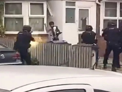 Watch, shocking moment armed police surround knifeman shouting allah allah in Birmingham | वीडियो: हाथ में बड़ा चाकू लेकर और 'अल्लाह-अल्लाह' चिल्लाते हुए शख्स ने खूब किया हंगामा, कई पुलिसकर्मियों की कोशिश से पकड़ा गया