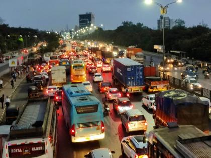 Mumbai Loud talk on mobile phone and ban watching audio-video without headphones BEST banned in its buses, know why it did so | मुंबई: मोबाइल फोन पर जोर से बातचीत और बिना हेडफोन के ऑडियो-वीडियो देखने पर रोक, बेस्ट ने अपनी बसों में लगाई पाबंदी, जानें ऐसा क्यों किया Mumbai Loud talk on mobile phone and ban watching audio-video without headphones BEST banned in its buses, know why it did so | मुंबई: मोबाइल फोन पर जोर से बातचीत और बिना हेडफोन के ऑडियो-वीडियो देखने पर रोक, बेस्ट ने अपनी बसों में लगाई पाबंदी, जानें ऐसा क्यों किया